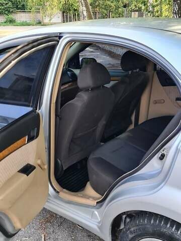 Серый Шевроле Авео, объемом двигателя 1.6 л и пробегом 350 тыс. км за 3900 $, фото 6 на Automoto.ua
