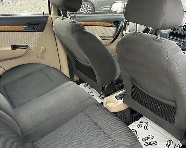 Серый Шевроле Авео, объемом двигателя 1.6 л и пробегом 308 тыс. км за 3700 $, фото 16 на Automoto.ua