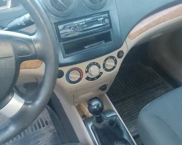 Серый Шевроле Авео, объемом двигателя 1.5 л и пробегом 280 тыс. км за 1600 $, фото 2 на Automoto.ua
