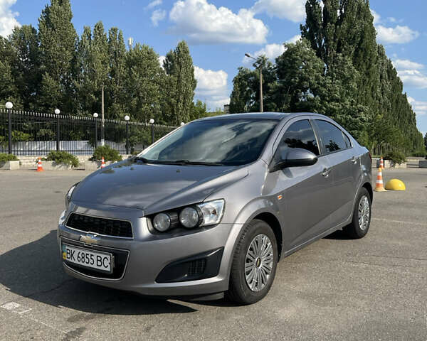 Серый Шевроле Авео, объемом двигателя 1.6 л и пробегом 170 тыс. км за 6800 $, фото 1 на Automoto.ua