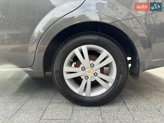 Серый Шевроле Авео, объемом двигателя 1.5 л и пробегом 63 тыс. км за 5500 $, фото 7 на Automoto.ua