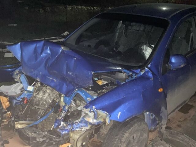 Синий Шевроле Авео, объемом двигателя 1.5 л и пробегом 170 тыс. км за 1200 $, фото 3 на Automoto.ua