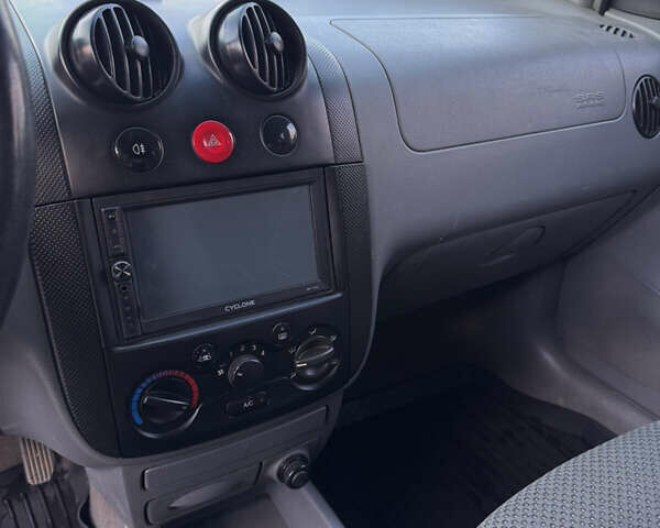 Синий Шевроле Авео, объемом двигателя 1.5 л и пробегом 220 тыс. км за 3200 $, фото 2 на Automoto.ua