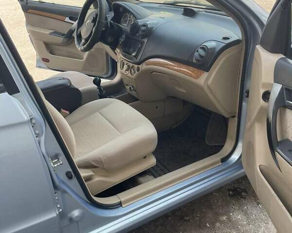Синий Шевроле Авео, объемом двигателя 1.6 л и пробегом 250 тыс. км за 4200 $, фото 1 на Automoto.ua