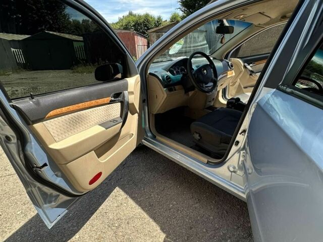 Синий Шевроле Авео, объемом двигателя 1.6 л и пробегом 300 тыс. км за 3500 $, фото 5 на Automoto.ua