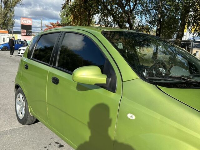 Зеленый Шевроле Авео, объемом двигателя 1.5 л и пробегом 221 тыс. км за 2500 $, фото 2 на Automoto.ua