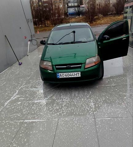 Зеленый Шевроле Авео, объемом двигателя 1.5 л и пробегом 320 тыс. км за 1600 $, фото 1 на Automoto.ua