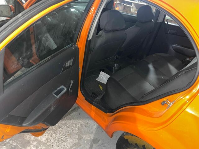 Помаранчевий Шевроле Авео, об'ємом двигуна 1.5 л та пробігом 400 тис. км за 2200 $, фото 4 на Automoto.ua