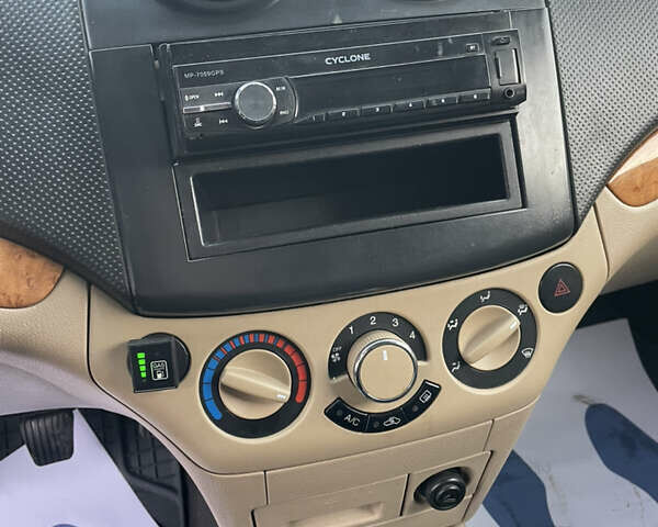 Помаранчевий Шевроле Авео, об'ємом двигуна 1.6 л та пробігом 148 тис. км за 4500 $, фото 8 на Automoto.ua