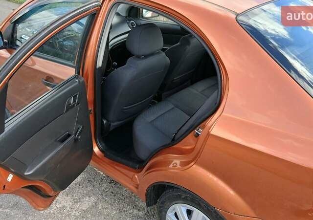 Оранжевый Шевроле Авео, объемом двигателя 1.5 л и пробегом 250 тыс. км за 3500 $, фото 3 на Automoto.ua