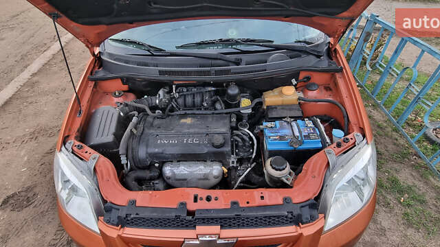 Помаранчевий Шевроле Авео, об'ємом двигуна 1.6 л та пробігом 131 тис. км за 4700 $, фото 5 на Automoto.ua