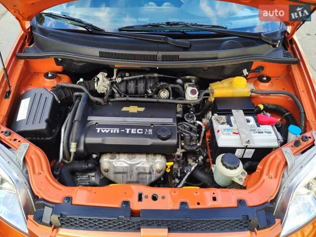 Оранжевый Шевроле Авео, объемом двигателя 1.6 л и пробегом 31 тыс. км за 6400 $, фото 4 на Automoto.ua