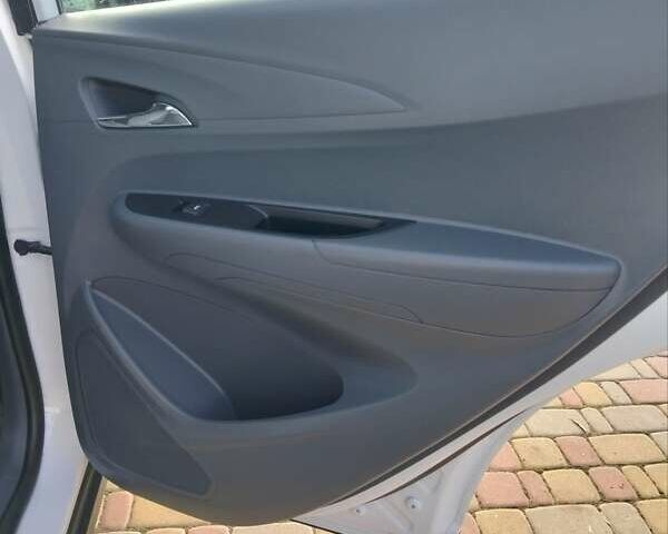 Белый Шевроле Bolt EV, объемом двигателя 0 л и пробегом 66 тыс. км за 13900 $, фото 18 на Automoto.ua