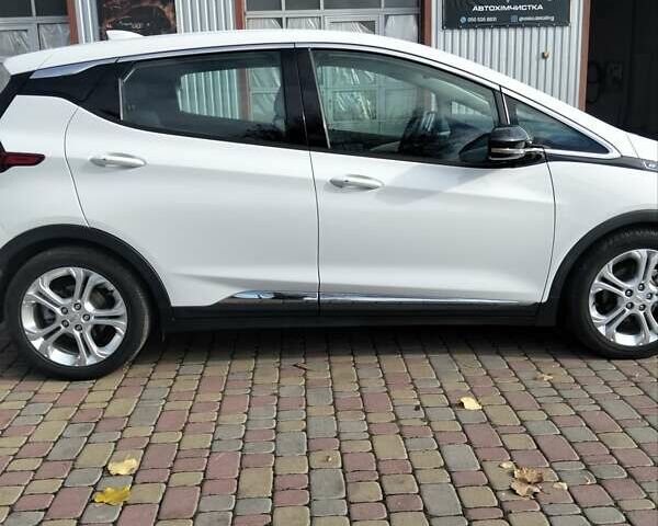 Белый Шевроле Bolt EV, объемом двигателя 0 л и пробегом 66 тыс. км за 13900 $, фото 4 на Automoto.ua