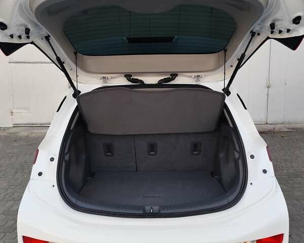 Белый Шевроле Bolt EV, объемом двигателя 0 л и пробегом 102 тыс. км за 15000 $, фото 4 на Automoto.ua