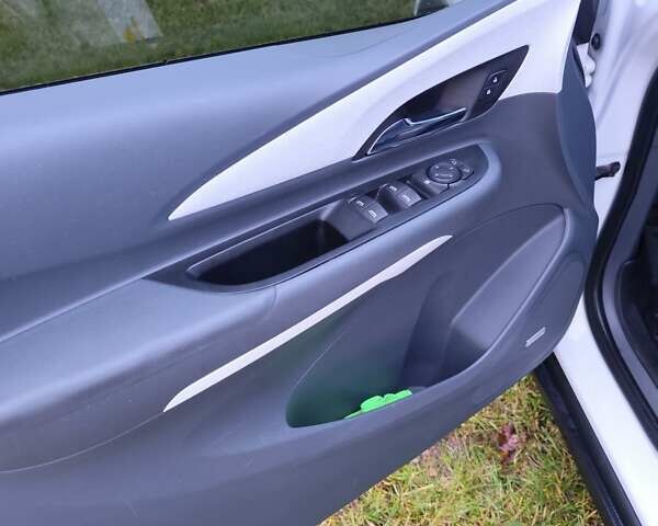 Белый Шевроле Bolt EV, объемом двигателя 0 л и пробегом 102 тыс. км за 15000 $, фото 7 на Automoto.ua