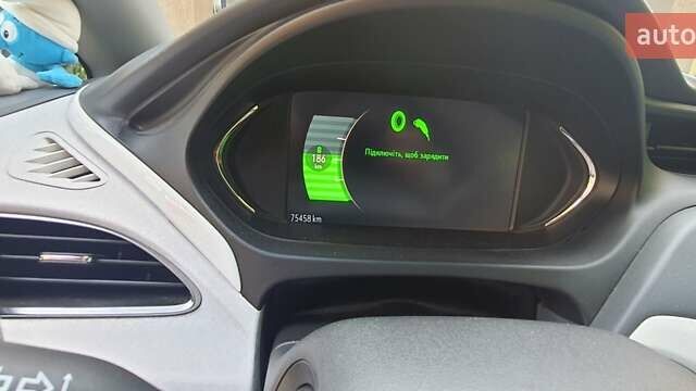 Белый Шевроле Bolt EV, объемом двигателя 0 л и пробегом 75 тыс. км за 14900 $, фото 7 на Automoto.ua