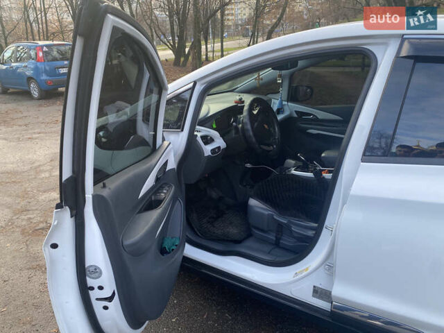 Белый Шевроле Bolt EV, объемом двигателя 0 л и пробегом 147 тыс. км за 12999 $, фото 10 на Automoto.ua