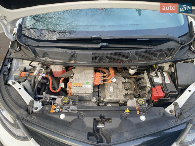 Белый Шевроле Bolt EV, объемом двигателя 0 л и пробегом 147 тыс. км за 12999 $, фото 22 на Automoto.ua