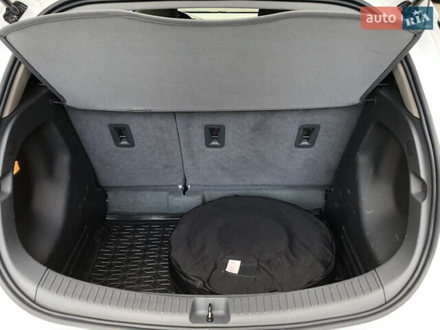 Белый Шевроле Bolt EV, объемом двигателя 0 л и пробегом 159 тыс. км за 13000 $, фото 50 на Automoto.ua