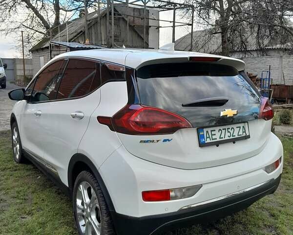 Белый Шевроле Bolt EV, объемом двигателя 0 л и пробегом 70 тыс. км за 16500 $, фото 10 на Automoto.ua