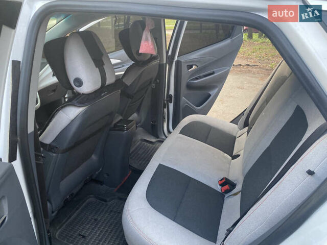 Белый Шевроле Bolt EV, объемом двигателя 0 л и пробегом 147 тыс. км за 12999 $, фото 17 на Automoto.ua