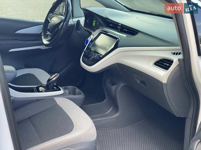 Белый Шевроле Bolt EV, объемом двигателя 0 л и пробегом 125 тыс. км за 15700 $, фото 12 на Automoto.ua