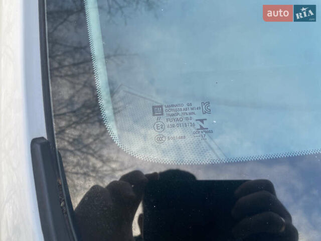 Белый Шевроле Bolt EV, объемом двигателя 0 л и пробегом 147 тыс. км за 12999 $, фото 21 на Automoto.ua