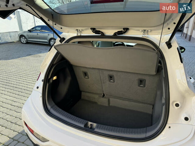 Белый Шевроле Bolt EV, объемом двигателя 0 л и пробегом 155 тыс. км за 13000 $, фото 22 на Automoto.ua