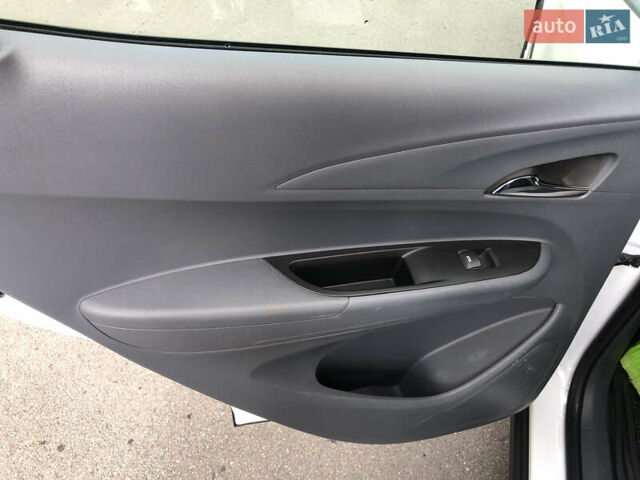 Белый Шевроле Bolt EV, объемом двигателя 0 л и пробегом 159 тыс. км за 13000 $, фото 44 на Automoto.ua