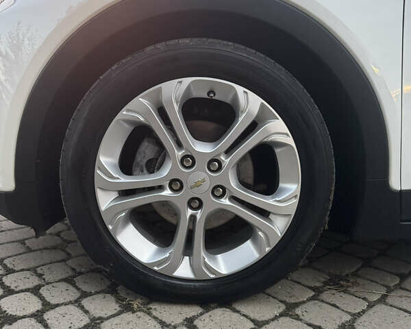 Белый Шевроле Bolt EV, объемом двигателя 0 л и пробегом 39 тыс. км за 14400 $, фото 10 на Automoto.ua