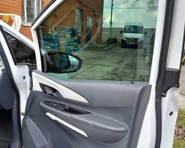 Белый Шевроле Bolt EV, объемом двигателя 0 л и пробегом 70 тыс. км за 16500 $, фото 13 на Automoto.ua