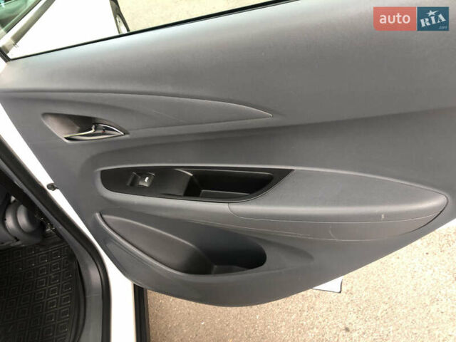 Белый Шевроле Bolt EV, объемом двигателя 0 л и пробегом 159 тыс. км за 13000 $, фото 43 на Automoto.ua