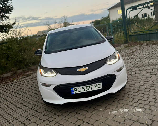 Белый Шевроле Bolt EV, объемом двигателя 0 л и пробегом 39 тыс. км за 14400 $, фото 2 на Automoto.ua