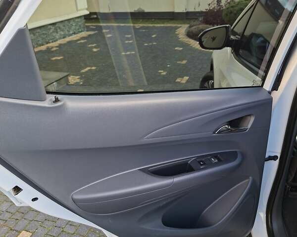 Белый Шевроле Bolt EV, объемом двигателя 0 л и пробегом 107 тыс. км за 16300 $, фото 8 на Automoto.ua