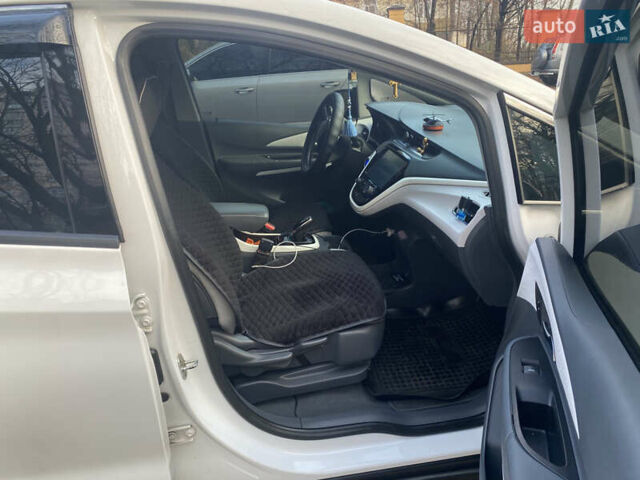 Белый Шевроле Bolt EV, объемом двигателя 0 л и пробегом 147 тыс. км за 12999 $, фото 13 на Automoto.ua