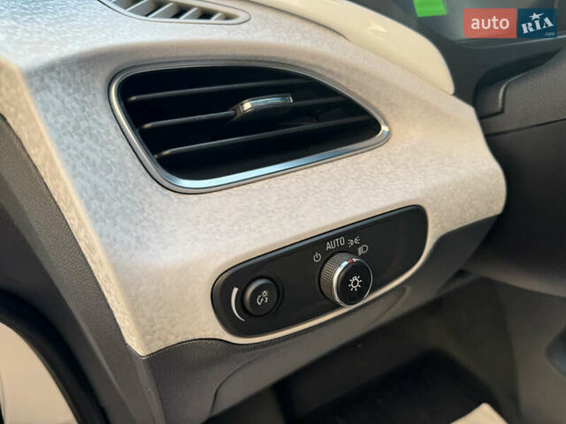 Белый Шевроле Bolt EV, объемом двигателя 0 л и пробегом 154 тыс. км за 13900 $, фото 13 на Automoto.ua