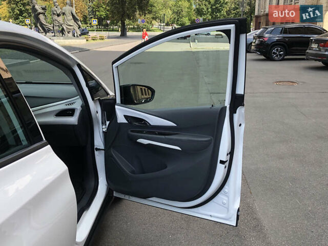 Белый Шевроле Bolt EV, объемом двигателя 0 л и пробегом 159 тыс. км за 13000 $, фото 21 на Automoto.ua