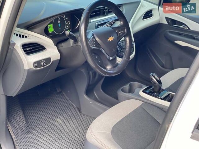 Белый Шевроле Bolt EV, объемом двигателя 0 л и пробегом 125 тыс. км за 15700 $, фото 10 на Automoto.ua