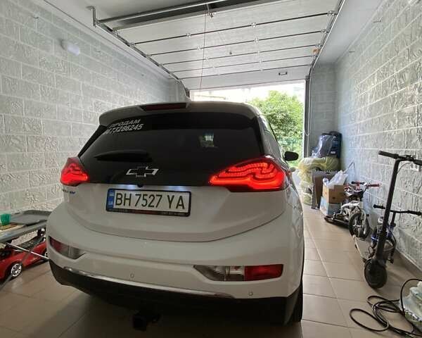 Белый Шевроле Bolt EV, объемом двигателя 0 л и пробегом 125 тыс. км за 15700 $, фото 16 на Automoto.ua