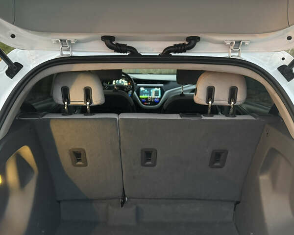Белый Шевроле Bolt EV, объемом двигателя 0 л и пробегом 39 тыс. км за 14400 $, фото 21 на Automoto.ua
