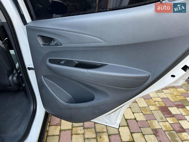 Белый Шевроле Bolt EV, объемом двигателя 0 л и пробегом 117 тыс. км за 14300 $, фото 45 на Automoto.ua