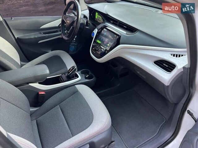 Белый Шевроле Bolt EV, объемом двигателя 0 л и пробегом 117 тыс. км за 14300 $, фото 17 на Automoto.ua