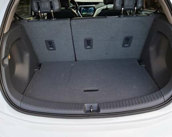 Белый Шевроле Bolt EV, объемом двигателя 0 л и пробегом 107 тыс. км за 16300 $, фото 16 на Automoto.ua