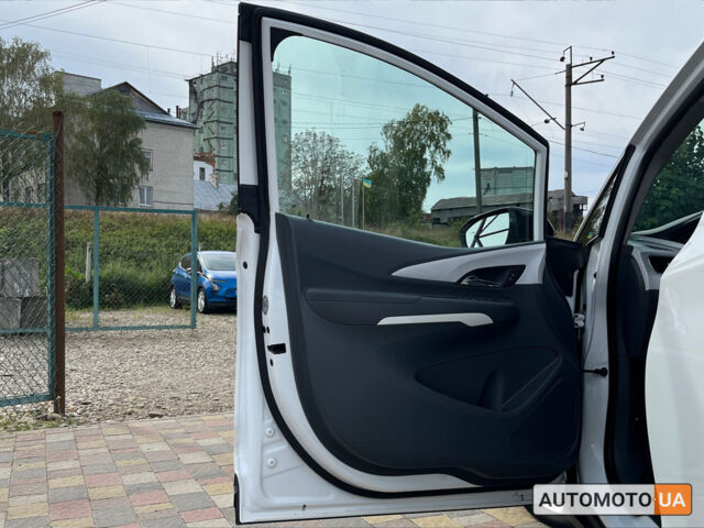 Белый Шевроле Bolt EV, объемом двигателя 60 л и пробегом 64 тыс. км за 14700 $, фото 13 на Automoto.ua
