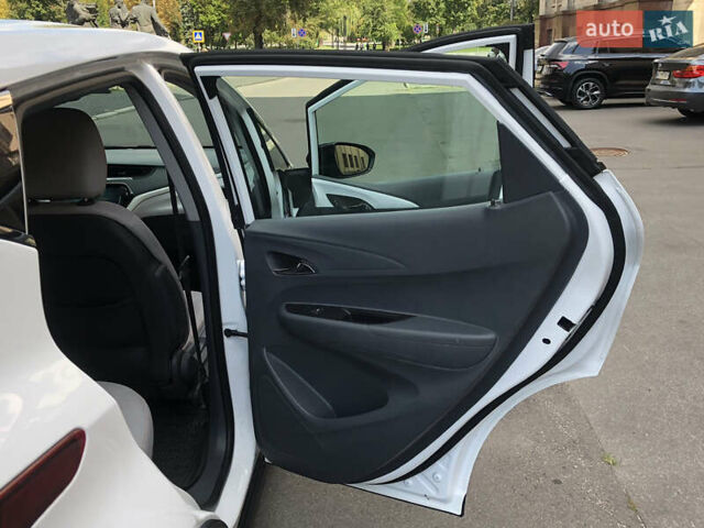 Белый Шевроле Bolt EV, объемом двигателя 0 л и пробегом 159 тыс. км за 13000 $, фото 22 на Automoto.ua