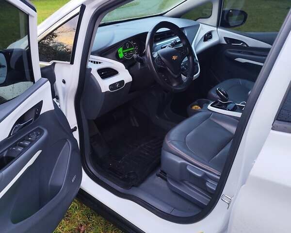 Белый Шевроле Bolt EV, объемом двигателя 0 л и пробегом 102 тыс. км за 15000 $, фото 3 на Automoto.ua