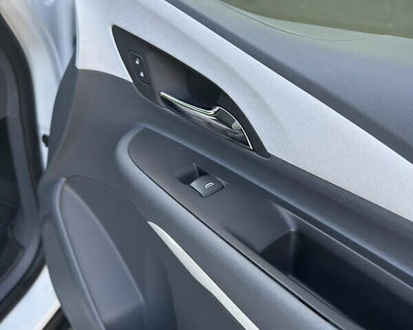 Білий Шевроле Bolt EV, об'ємом двигуна 0 л та пробігом 118 тис. км за 14300 $, фото 28 на Automoto.ua