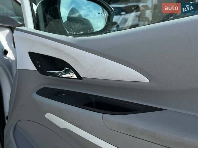 Белый Шевроле Bolt EV, объемом двигателя 0 л и пробегом 219 тыс. км за 12800 $, фото 35 на Automoto.ua