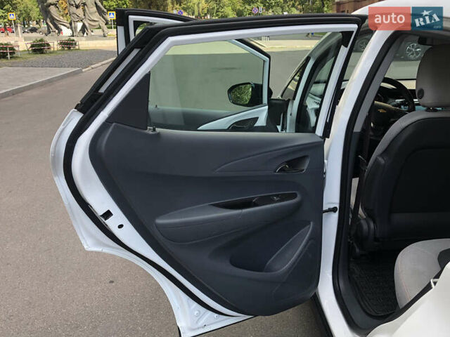 Белый Шевроле Bolt EV, объемом двигателя 0 л и пробегом 159 тыс. км за 13000 $, фото 20 на Automoto.ua